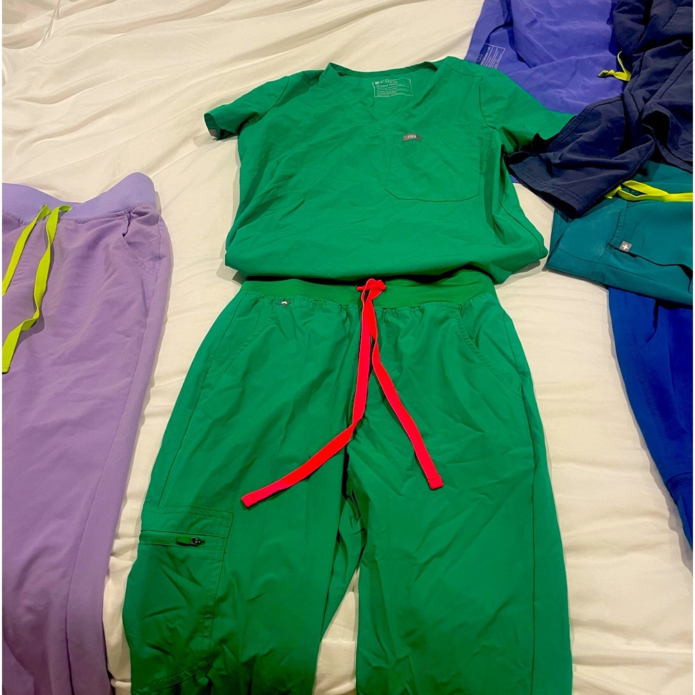 Green scrub set! FIGS xs